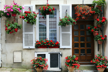 mit Blumen geschmücktes Haus