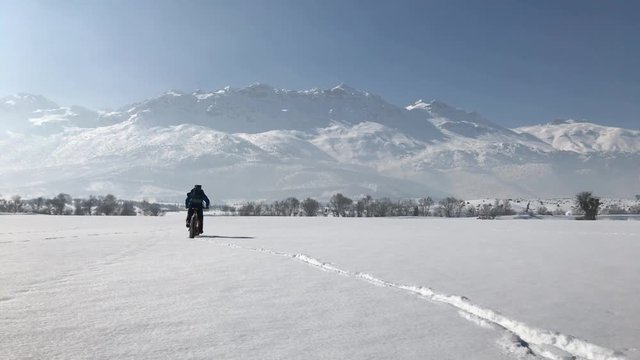 karlı havada bisiklet sürüş