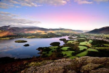 Naklejka premium Różowe poranne niebo nad Keswick