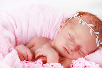 Süßes neugeborenes Baby Mädchen schläft