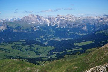 Blick ins Grödner Tal und Aussicht auf Puez Geisler Naturpark und Geisler Spitzen / Piz Pic und Col Raiser und St. Christina