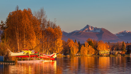 Naklejka premium Ciepłe kolory zachodu słońca w Spenard Lake w Anchorage. USA