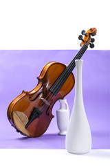Натюрморт со скрипкой и белыми вазами фиолетовом фоне