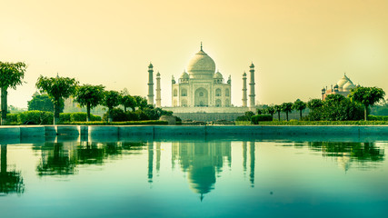 Obraz premium Taj Mahal with reflection in water in early morning from Mehtab bagh