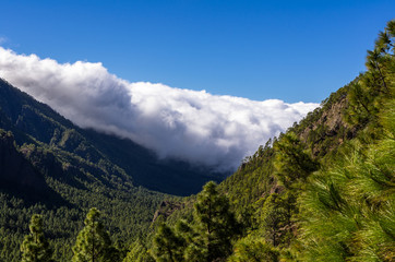 Fototapeta na wymiar Rollende Wolken über der Caldera de Taburiente, La Palma, kanarische Inseln, Spanien