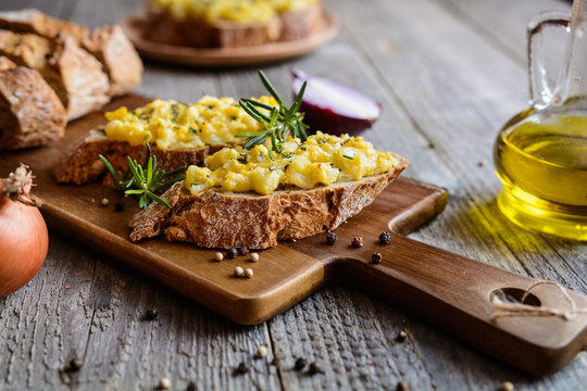 Whole meal bread slices with scrambled eggs, cheese and onion