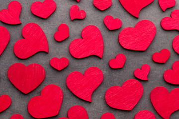 Obraz premium Red hearts on the wooden background.