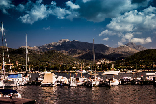 Hafen mit Gebirge im Hintergrund Mallorca