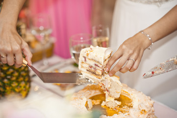 A piece of cake on the tray 7420.