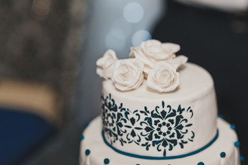 Decorated with blue pattern on a wedding cake 7677.