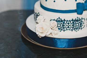Decorated with blue pattern on a wedding cake 7678.