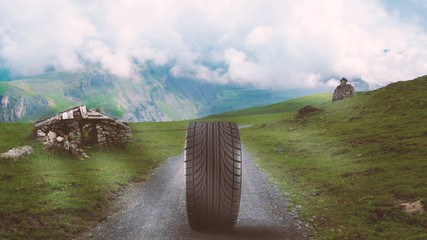 Reifen steht auf einer Straße in den Bergen