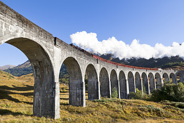 Glenfinnan-Viadukt in den westschottischen Highlands