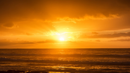 Die Sonne versinkt im Meer