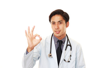 ガッツポーズの医師
