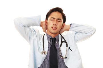 疲れた表情の医師
