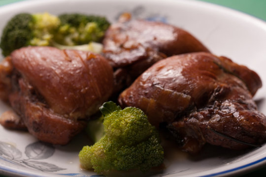 br&oacute;colis e galinha frango