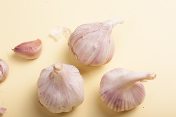 alhos em fundo amarelo