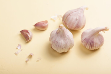 alhos em fundo amarelo