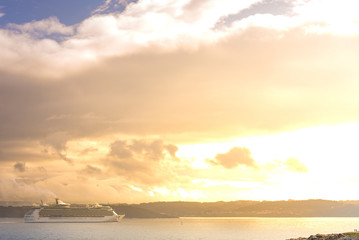 Fototapeta na wymiar Crucero entrando en La Coruña, España.