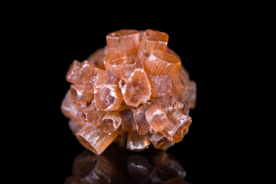 roter Aragonit vor schwarzem Hintergrund, Heilstein  Mineralien