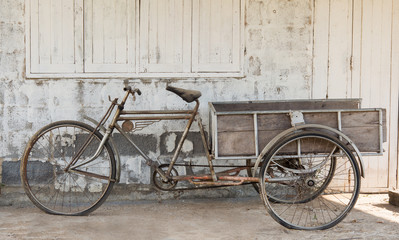 Fototapeta na wymiar the old pedicab and dusty