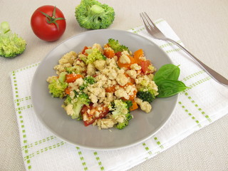 Gemüse-Crumble mit Karotten, Broccoli, Tomaten und Parmesan Streuseln