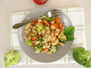 Gemüse-Crumble mit Karotten, Broccoli, Tomaten und Parmesan Streuseln