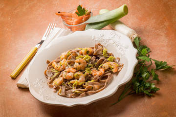 integral tagliatelle with shrimp and leek
