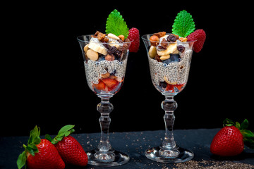 Chia Samen Pudding zubereitet mit Soja Milch (Salvia hispanica)