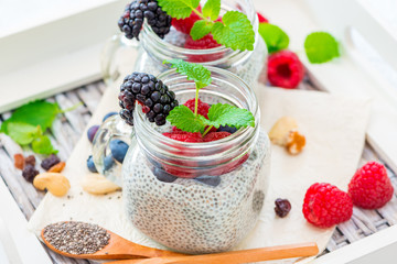 Chia Samen Pudding zubereitet mit Soja Milch (Salvia hispanica)