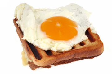 Croque-madame sur fond blanc