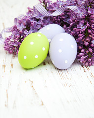Obraz na płótnie Canvas easter eggs and fresh lilac flowers