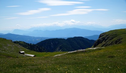 Fototapeta na wymiar Aussicht von Schlernhochfläche ins Tal
