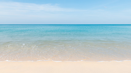 Fototapeta na wymiar Beautiful tropical beach and sea landscape with blue sky