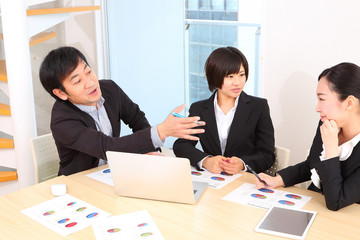 会議中の男女