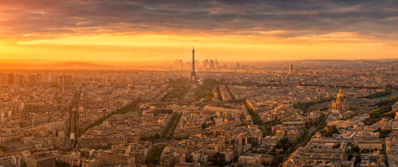 Atardecer en París con vistas a la Torre Eiffel, Los Inválidos y el distrito financiero al fondo. - obrazy, fototapety, plakaty