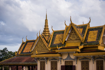Fototapeta na wymiar Thai style asian buddhist temple decorated roof