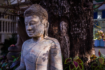 Obraz premium The stone Buddha statue in forest background