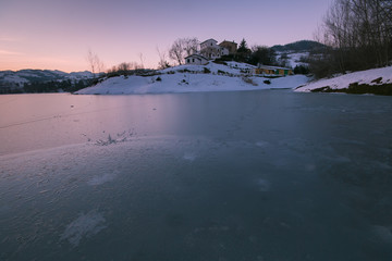 Lago di San Ruffino ghiacciato al tramonto