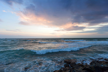 Obraz premium Magic purple sunrise over ocean