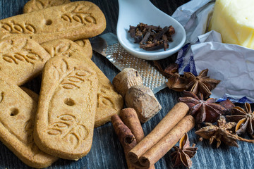 Spéculoos en tas et ingrédients de fabrication