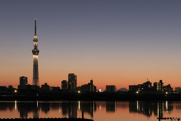 Obraz premium 東京スカイツリー 夕暮れ 夜空 ライトアップ 富士山