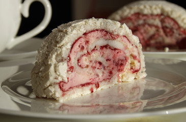 Himbeer-Baiserroulade