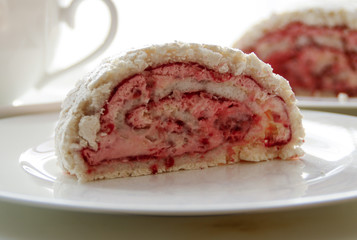 Himbeer-Baiserroulade