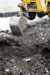 the work of the loader tractor at the dig