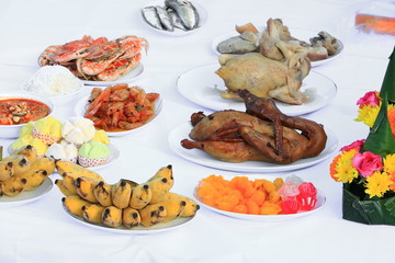 banana and food many  in plate on table