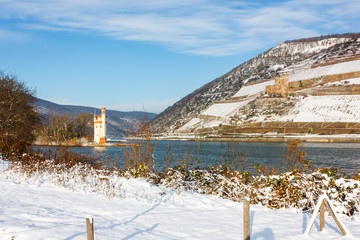 Rhein bei Bingen. Links Mäuseturm, rechts Burg Ehrenfels. Dezember 2012.