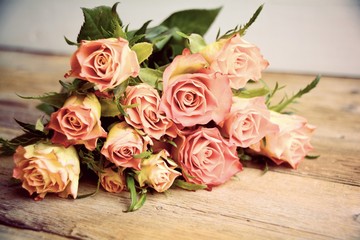 Grußkarte Blumen - Blumenstrauß aus Rosen auf Holzuntergrund zum Muttertag, Geburtstag, Hochzeit,...