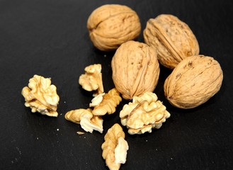 noix de Grenoble sur plateau d'ardoise